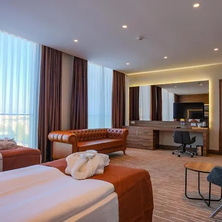 Ekor Elegance Hotel